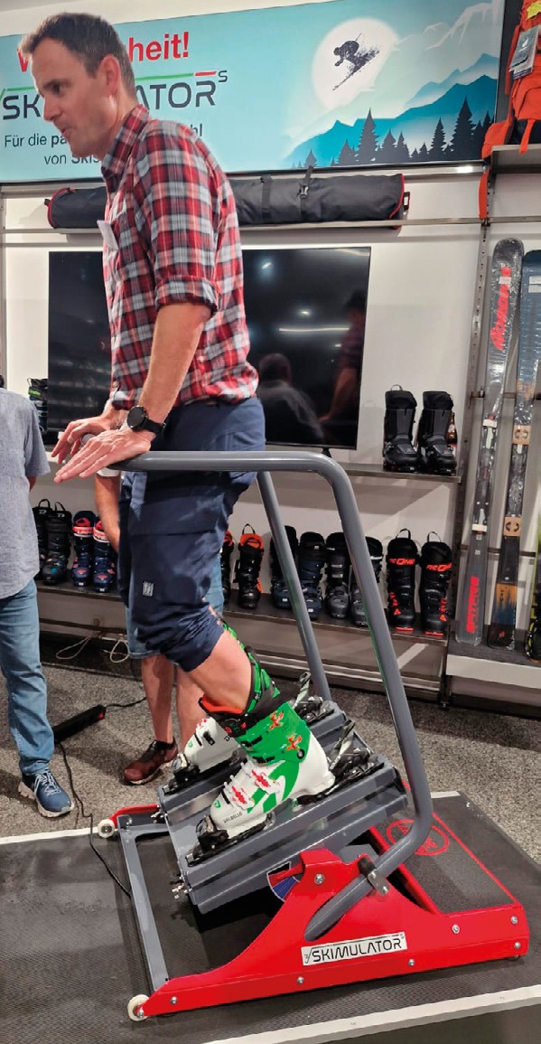 SKIMULATOR S® – Appareil de Prueba Professionnel pour Chaussures de Ski sur Mesure | Bootfitting Une personne teste des chaussures de ski sur l'appareil de bootfitting SKIMULATOR S® dans un magasin spécialisé.